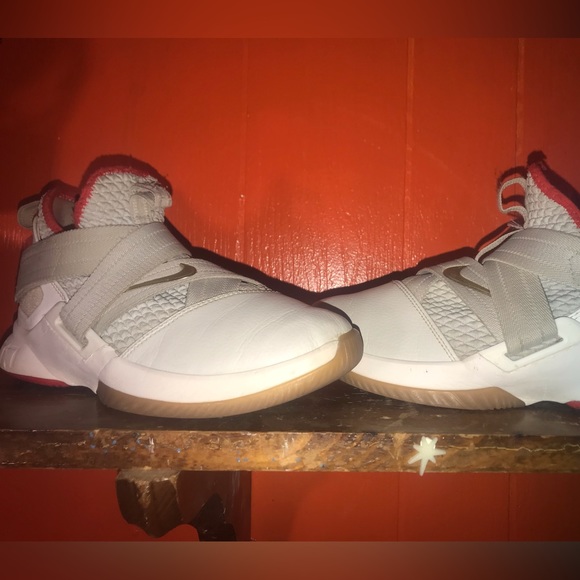 Boys LeBrons size 5y - Picture 3 of 5